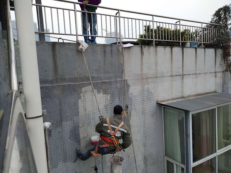 外墻涂刷防水：清理基層，新舊面層必須清理干凈，不得有雜物和灰塵，以免影響粘結(jié)強(qiáng)度，涂刷防水涂料時(shí)基層應(yīng)干燥?；鶎忧謇砉ば蛲瓿芍螅酉聛?lái)，清理死角，也就是所謂的陰陽(yáng)角、施工縫、伸縮縫等比較重要的部位進(jìn)行處理，尤其注意的是泄水孔要加強(qiáng)處理，需要涂刷2－3遍防水底層涂料。將攪拌均勻的晨光防水涂料根據(jù)現(xiàn)場(chǎng)要涂刷的面積開(kāi)始涂刷，基層涂刷要大于粘卷材的面積，不要超過(guò)三十。刷第二次涂料之前必須要等一次涂料完全凝固后方可再次涂刷，底層涂料次涂刷完畢后約4—8左右。要等第二次涂料完全凝固后方可施工。