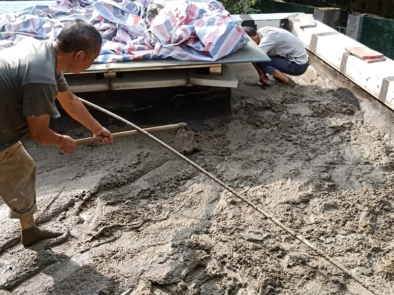 屋頂水泥找平案例：清掃鏟除基層板面的灰疙瘩;沖洗掃刷干凈；拉坡度排水線，做好標(biāo)準(zhǔn)坍餅，按規(guī)定立好分格(分隔縫木條必須浸濕，也可用塑料條)。在板面刷1：4：10的107膠：水：水泥的水泥漿一度。嚴(yán)格按規(guī)定配合比計(jì)量攪拌砂漿，砂漿要隨拌隨用，拌好的砂漿必須在3h內(nèi)用完。施工順序：有高低層的要先粉高層后粉低層，在同一平面要先粉遠(yuǎn)的，后粉近的。，一個(gè)分倉(cāng)內(nèi)的砂漿要一次鋪?zhàn)?，不?zhǔn)留施工縫，用長(zhǎng)括尺刮平拍實(shí)，收水后壓實(shí)抹平。分二次抹壓，表面無(wú)凹凸不平的溝縫、洼坑、麻面和剝離，要保持分格縫周邊的平整。隔12h后充分濕養(yǎng)護(hù)，養(yǎng)護(hù)一般不小于7d，冬期要做好保暖防凍工作，最好在終凝時(shí)噴灑養(yǎng)護(hù)液。