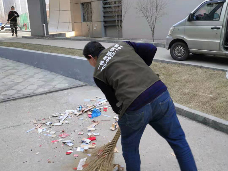 室外裝飾拆除維修：如果是有電梯的房子裝修拆除的話，要做好電梯間的保護(hù)工作，避免影響一整棟樓的環(huán)境。弄一些夾板或者真珠板材來(lái)保護(hù)電梯間，從電梯間到房門的走廊倪也鋪設(shè)一些瓦楞紙或者真珠板，避免使用推車的時(shí)候損壞地面。 如果對(duì)于屋子里的地板不需要進(jìn)行裝修拆除的話，就需要考慮到保護(hù)的問(wèn)題了。要在地板上鋪一層夾板加上一層真珠板，以免重物敲擊或者是顏色滲透。如果原本房?jī)?nèi)的家具不好搬出去則需要考慮用一層氣泡紙包裹起來(lái)，然后加一層棉被才能比較穩(wěn)妥的保護(hù)好，倪是都不好要留在現(xiàn)場(chǎng)，至于燈具、空調(diào)和熱水器等倪還是拆掉，完工之后再裝回來(lái)。