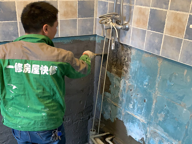 衛(wèi)生間墻地面防水：1.利用水泥砂漿水泥砂漿或豆石混凝土鋪平坡度。訣竅是：地漏附近坡度大，門口附近坡度小。 2.利用管根密封膏封嚴(yán)管線，管線要穿透樓板根部。刷防水涂料時(shí)可以貼1-2層玻璃絲布加強(qiáng)防水性。 3.墻壁表面打磨成干凈平光沒(méi)有顆?；覊m，墻壁與地面的交接區(qū)域注意原角和坡角的設(shè)置。 4.聚氨酯防水涂膜由管根和墻角處開(kāi)始進(jìn)行涂抹，在常溫下經(jīng)過(guò)4小時(shí)放干后，再大面積涂抹和刮刷。注意涂料總厚度大于1. 5毫米，不能有漏刮和鼓泡的不良現(xiàn)象。24小時(shí)后立面涂刷下一層，之后再以垂直的方向進(jìn)行二次涂刷。最后涂膜半固化，拋甩粗砂粒方便與水泥砂漿融合。 5.防水層的設(shè)置與具體區(qū)域有關(guān)。防水地面的防水層應(yīng)高出地面200寬，地面防水層應(yīng)超出衛(wèi)生間門口以外300寬。而又淋浴的衛(wèi)生間墻面防水層則應(yīng)設(shè)置為高出地面1800寬。 6.展開(kāi)閉水實(shí)驗(yàn)的時(shí)候，先完成防水工作再利用包立管方法。之后再局部進(jìn)行防水。閉水試驗(yàn)也可為了避免破壞地面防水層而免做。