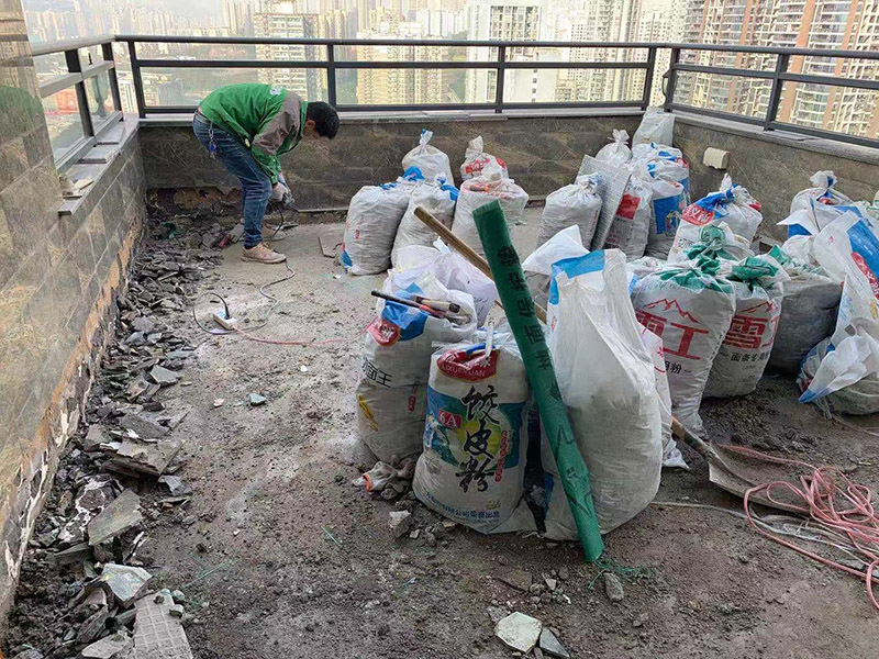 頂面瓷磚拆除建渣裝袋：漏水有可能是地面的防水有斷裂，可以把地面的磚縫用防水涂料重新涂一下。如果已經(jīng)影響到樓下了，這樣處理的效果可能不會太好，因為斷裂的不是瓷磚而是防水層，而水在瓷磚下面是流動的，所以光堵一兩個磚縫肯定還會漏水。 最好的方法是將原來的瓷磚和防水層都拆除掉，重新做防水層，重新鋪磚?？梢詫⒌孛婧蛪γ娴姆浪坎鸪w翻新；也可以把地面的拆除，墻面只拆除從地面往上的兩片磚，在墻面兩片磚以下的部分做防水。