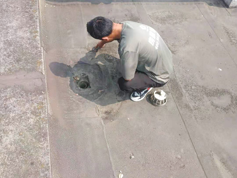 屋面排水口維修：涂膜防水層依附于基層，基層質(zhì)量好壞，直接影響防水涂膜的質(zhì)量。因而在涂膜施工前，應(yīng)對基層進(jìn)行認(rèn)真的檢查和必要的處理，使之達(dá)到涂膜施工的要求。涂料的涂布應(yīng)采取“先高后低、先遠(yuǎn)后近、先立面后平面”的施工順序。同一屋面上先涂布排水比較集中的水落口、天溝、檐口等節(jié)點部位，再進(jìn)行大面積的涂布。用滾刷或毛刷均勻地涂刷多遍，直到達(dá)到規(guī)定的涂膜厚度要求，不得漏底，待涂層干固后，才能進(jìn)行下一道工序。當(dāng)多遍涂布時，每遍涂刷方向應(yīng)與上一遍方向相垂直。